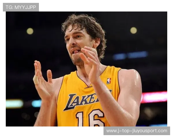 保罗低位脚步晃开防守，小抛投得手——从场上到日常的技巧启示